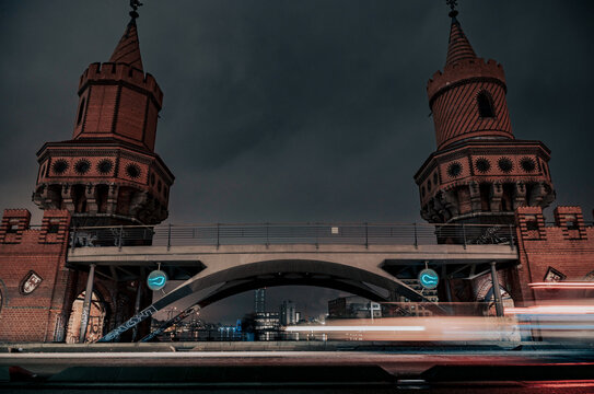 Berlin Oberbaumbr&uuml;cke Schnick Schnack Schnuck at night