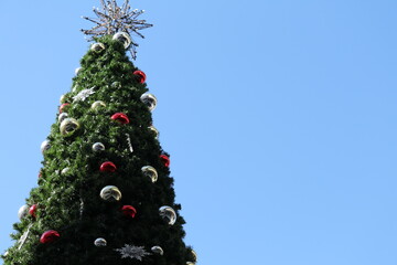 青空に映えるクリスマスツリー
