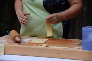 Frau bei der Herstellung von Striezeln, Details