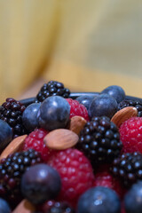 mix de frutos rojos y almendras.