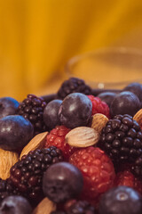mix de frutos rojos y almendras.