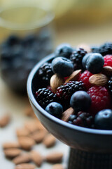 mix de frutos rojos y almendras.
