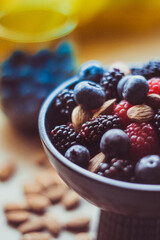 mix de frutos rojos y almendras.