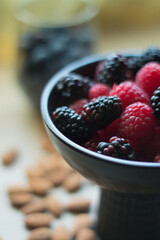 mix de frutos rojos y almendras.