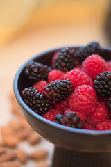 mix de frutos rojos y almendras.