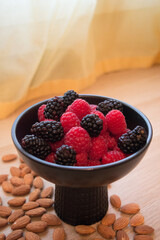 mix de frutos rojos y almendras.