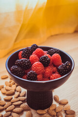 mix de frutos rojos y almendras.