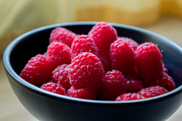 mix de frutos rojos y almendras.