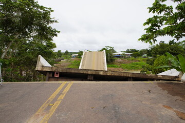 Bridge collapsed on a stretch of BR-319, in Amazonas. Four people died. The Fire Department is...