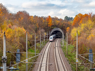 Eisenbahn Tunnel im Herbst