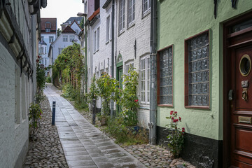 Flensburg oude stad, typisch smal steegje tussen kleine stadshuizen met rozen op de gevels in de keien, toeristische bestemming, geselecteerde focus