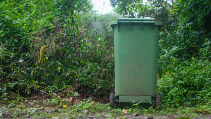 Obraz premium green trash can in tourist spot