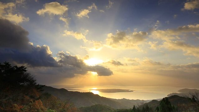 島根県の中海の向こうに昇る朝日と光芒