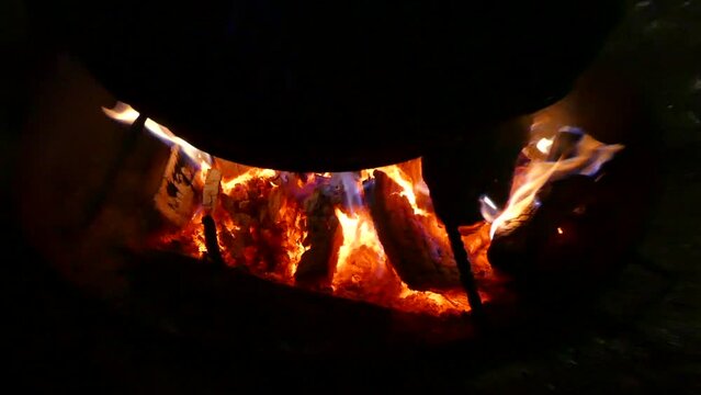 Brennendes Feuer Lagerfeuer mit einem gro&szlig;en Kupfer Kessel