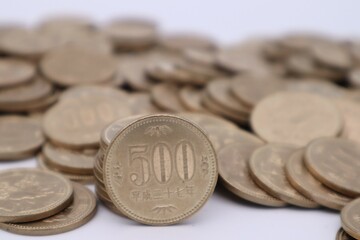 大量の500円玉のクローズアップ