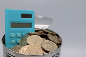 満タンの貯金箱と電卓