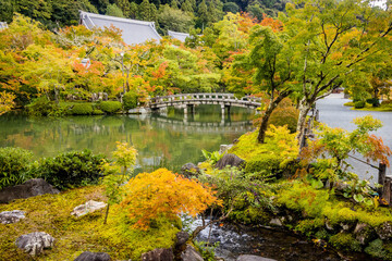 Fototapeta na wymiar Beautiful stone bridge in Eikando Temple pond at fall