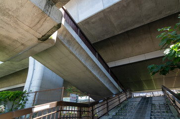 Obraz premium 高架下の階段