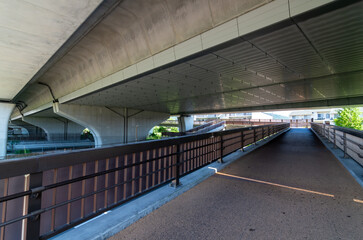 高架下の歩道