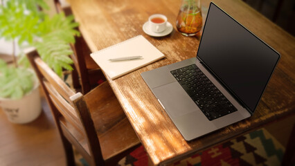 Obraz na płótnie Canvas 木のテーブルの上にあるラップトップコンピューター。テレワーク、リモート会議、オンライン授業などのイメージ