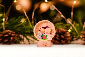 Escenas de navidad con mini pesebres hechos a mano con materiales reciclados. Animales hechos de...