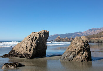 Fototapeta premium Separated boulders on Pacific Valley beach on the Big Sur central California coastline United States