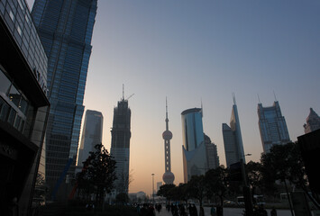 夕暮れの上海摩天楼