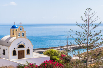 Naklejka premium Church with blue dome of Santorini island, Greece
