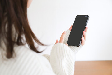 スマホをタップする女性