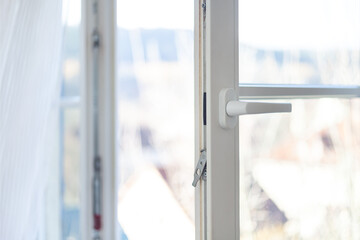 geöffnetes Fenster zum Lüften der Wohnung - Konzept zum richtigen Heizen und Lüften