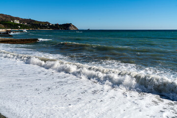 Крымский берег, шторм.