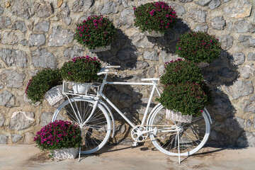 Fototapeta na wymiar Цветы, садовая скульптура велосипед.