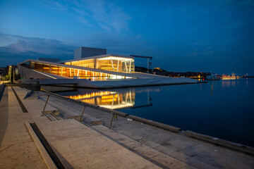 Opéra au bord du fjord d'Oslo avec reflet sur heure bleu