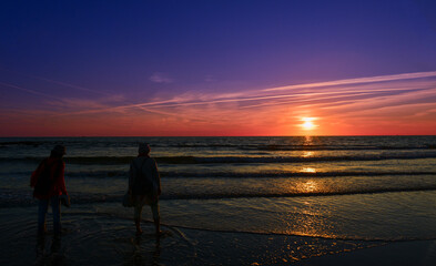 Sonnenuntergang am Sandstrand von Huisduinen-Den Helder in der niederländischen Provinz Nordholland