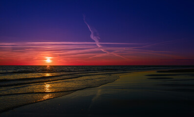 Sonnenuntergang am Sandstrand von Huisduinen-Den Helder in der niederländischen Provinz Nordholland