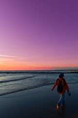 Fototapeta premium Sonnenuntergang am Sandstrand von Huisduinen-Den Helder in der niederländischen Provinz Nordholland