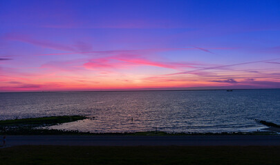 Sonnenuntergang am Sandstrand von Huisduinen-Den Helder in der niederländischen Provinz Nordholland