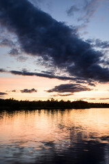 Obraz premium sunset over the lake Treeton Dyke