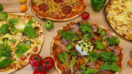 Trés belles pizzas appétisantes, posées sur un plateau en bois.