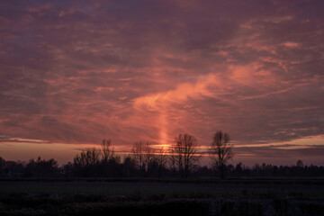 Naklejka premium Piękny zachód słońca, kolorowy zachód, Zachód słońca, klimatyczny zachód słońca 