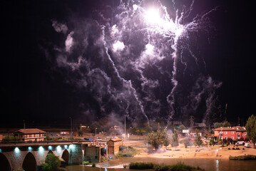 Fireworks on the banks of the Duero River in Tordesillas, Valladolid - obrazy, fototapety, plakaty