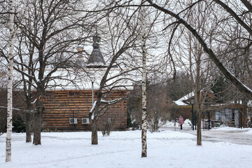 Fototapeta premium THE SQUARE IN FRONT OF THE ENTRANCE TO THE CHURCH ON A COLD WINTER DAY