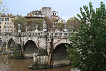 Fototapeta premium Le pont Saint-Ange franchissant le fleuve Tibre de Rome
