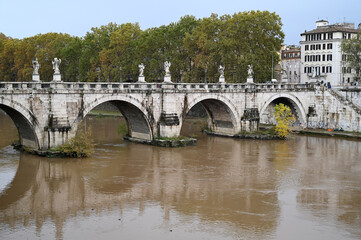 Fototapeta na wymiar Le pont Saint-Ange franchissant le fleuve Tibre de Rome