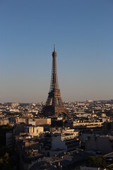 eiffel tower at sunset with cloudless sky