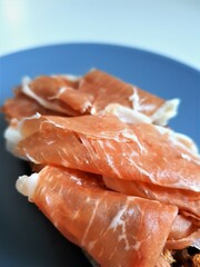 desayuno saludable, jamon serrano , cafe con leche.