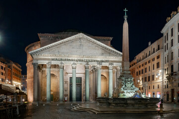 Fototapeta na wymiar Night view of Pantheon in Rome