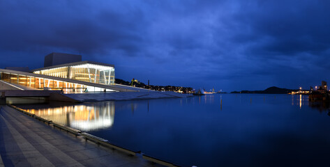 panoramique sur opéra à l'heure bleu et reflet sur Fjord d'Oslo en Norvège en été