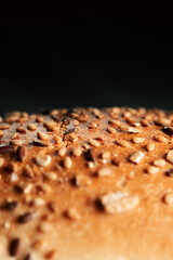 una fetta di pane in macro fotografia con semi di sesamo  nel dettaglio