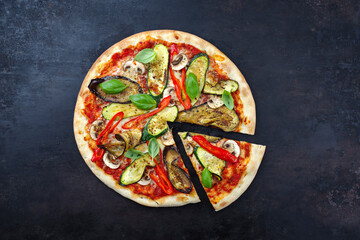 Traditionelle italienische Veggie Pizza mit Aubergine, Pilzen und Zucchini serviert als Draufsicht...